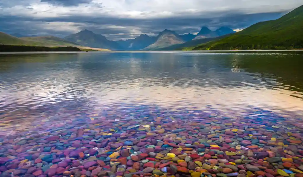 Clear Lake In Montana With Colorful Rocks & How To Visit It - Tripistia